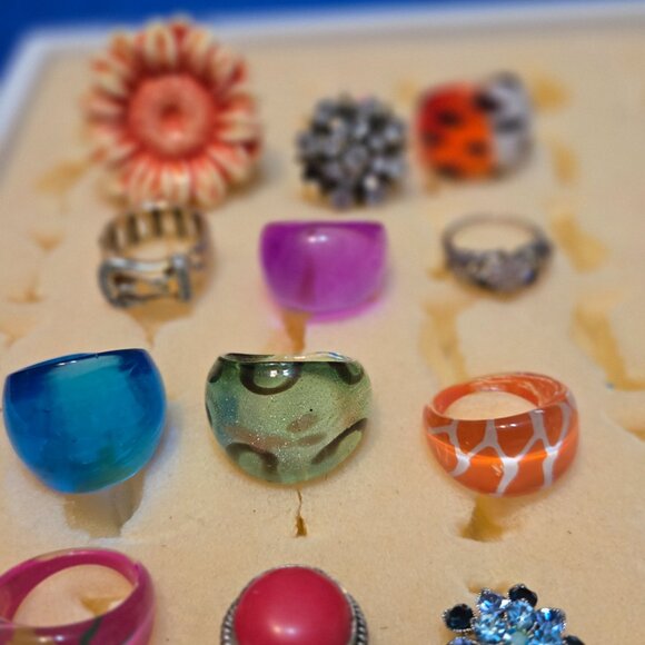 Lot of Fashion Rings. - Picture 3 of 3